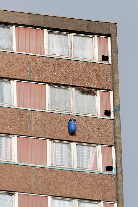 Wan blue barrel, hingin' oot a windae One blue barrel, hanging on a wall